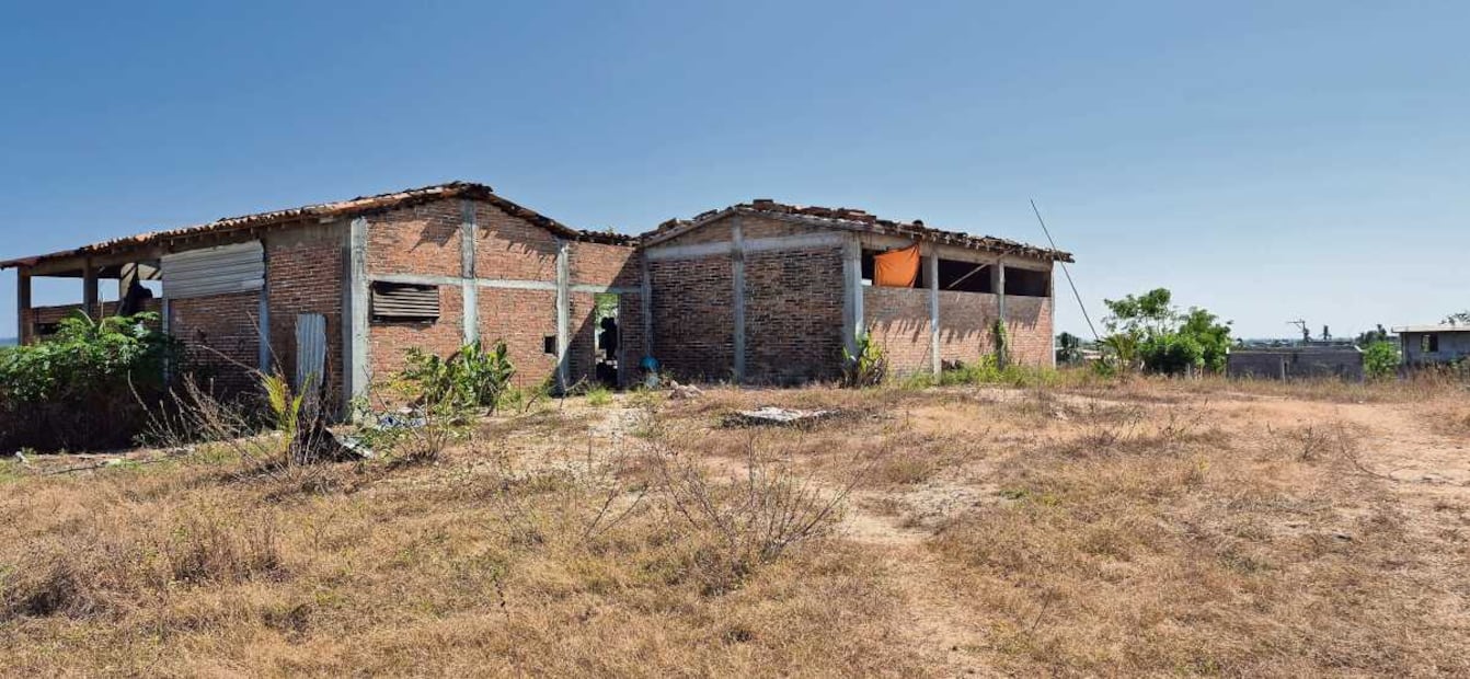 Familias de El Ciruelo, municipio de Santiago Pinotepa Nacional, compraron poco a poco las láminas para sus viviendas, pues argumentan que el apoyo del gobierno fue insuficiente. Foto: Juana García / EL UNIVERSAL
