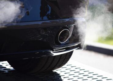 Por qué tu auto expulsa humo blanco por el escape