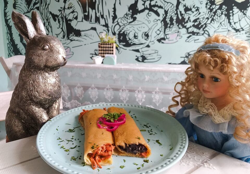 Comparte una experiencia de maravillas con Alicia y el conejo blanco en esta cafetería / Foto: Facebook Down the Rabbit Hole