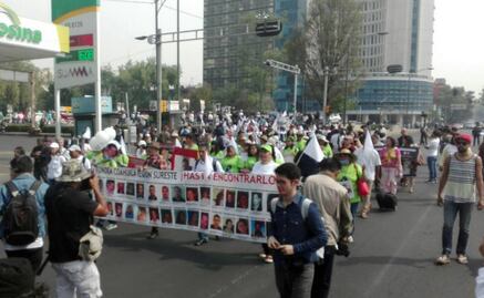Marchan madres de desaparecidos sobre Paseo de la Reforma