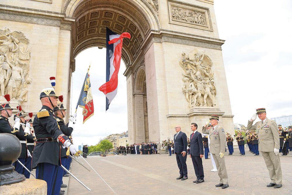 El presidente Enrique Peña Nieto explicó que ha sido motivo de orgullo, alegría y satisfacción ver al Ejército mexicano encabezar el desfile con motivo del Día Nacional de Francia. “Que sea éste un espacio para reiterar la invitación al pueblo de Francia.