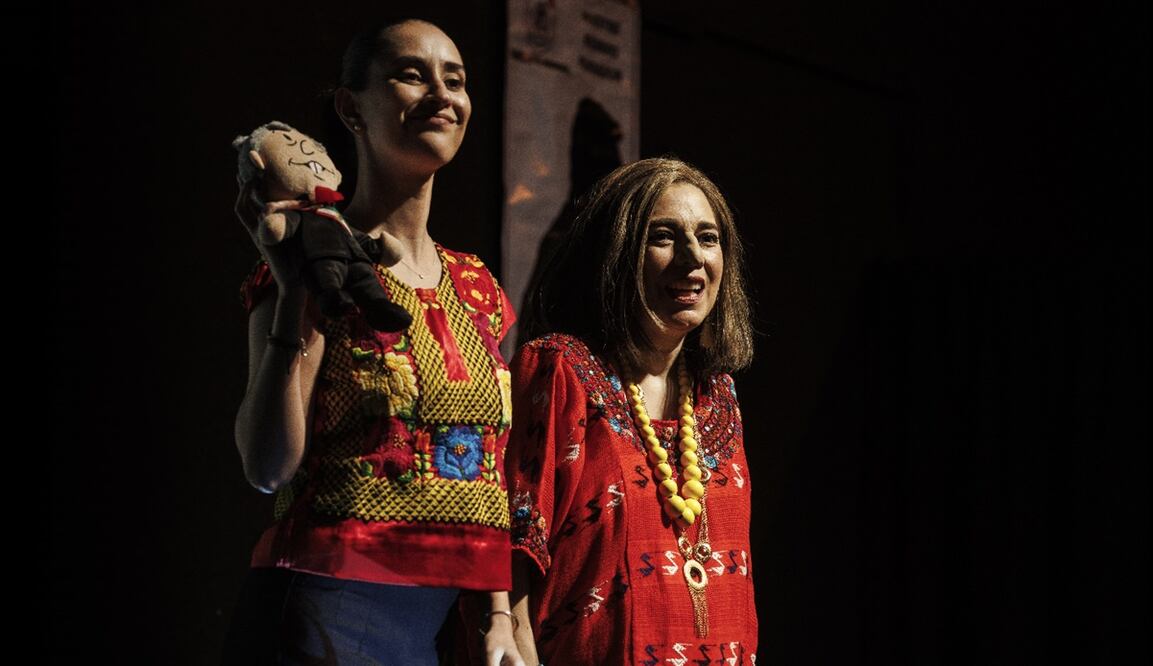 "Dos mujeres, una silla", obra de teatro que parodia las elecciones y a las candidatas a la presidencia Claudia Sheinbaum y Xóchitl Gálvez.
Foto: Yaretzy M. Osnaya EL UNIVERSAL