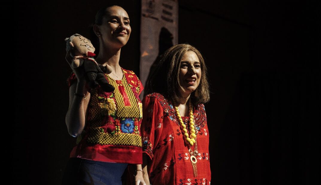"Dos mujeres, una silla", obra de teatro que parodia las elecciones y a las candidatas a la presidencia Claudia Sheinbaum y Xóchitl Gálvez.
Foto: EL UNIVERSAL / Yaretzy M. Osnaya
