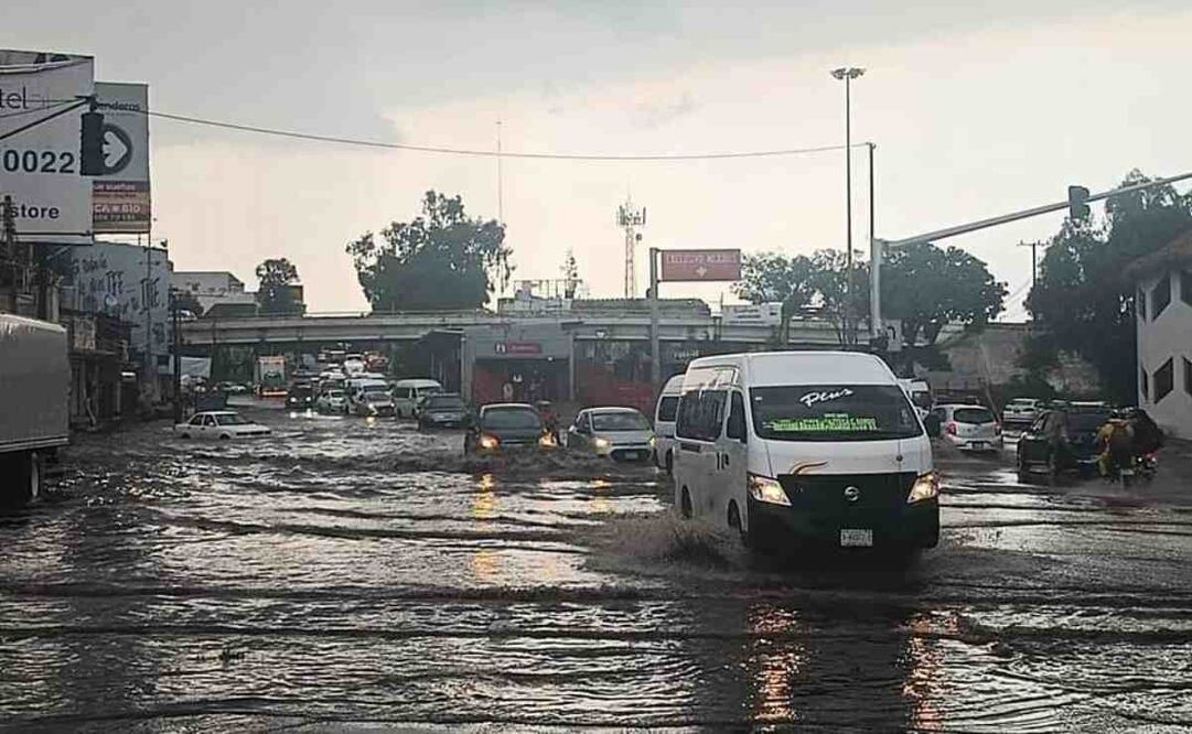 En el sitio se pudo ver vehículos pesados y a motociclistas intentado pasar por la avenida inundada. Foto: Especial