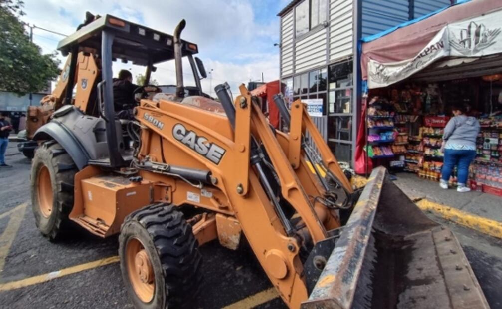 Retiran "oficina y baño callejeros" colocados encima de puesto de ataúdes en Edomex