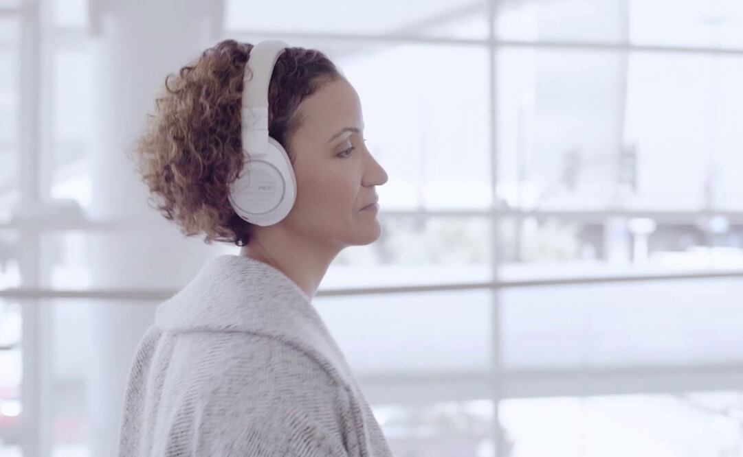 Estos dispositivos cuentan con cancelación de ruido y características que permiten disfrutar de tu música o realizar llamadas telefónicas sin ruidos exteriores,