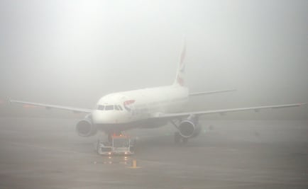 Cancelan vuelos en Reino Unido por densa niebla