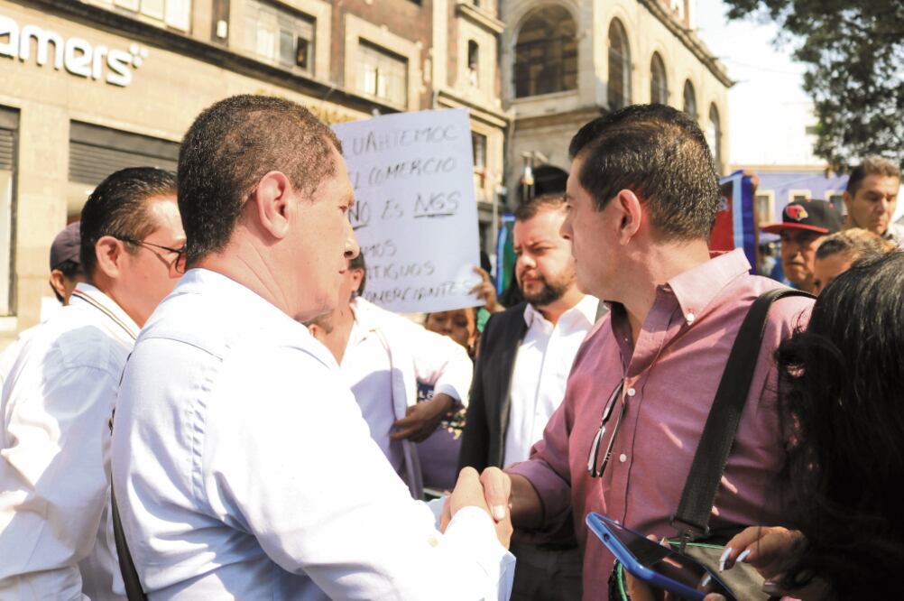 El secretario de Desarrollo Social de Morelos, Gilberto Alcalá (der.), se despide de Jesús García (izq.) minutos antes de que este último fuera asesinado a un costado del Palacio de Gobierno de Morelos. Foto: MARGARITO PÉREZ. CUARTOSCURO