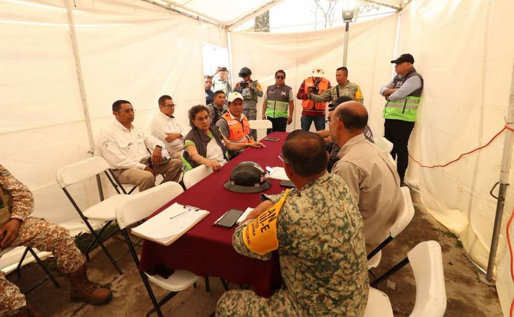 Personal de la SGIRPC, Pemex, Segiagua, Guardia Nacional, Defensa y la Secretaría de Marina sostuvieron una reunión para dar seguimiento a las labores de remediación en la calle Añil. Foto: Especial