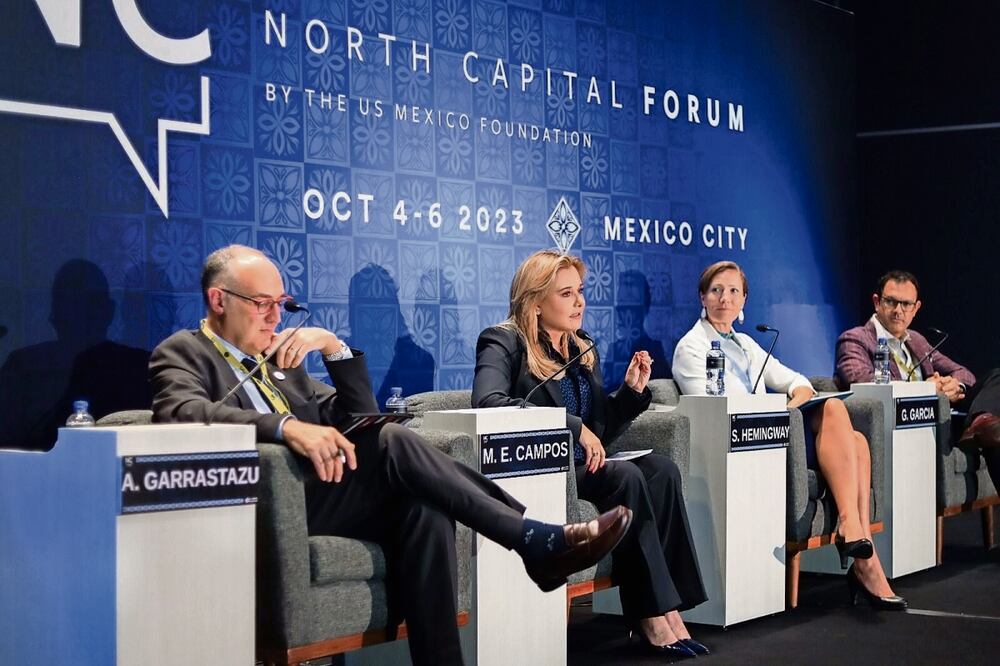 La gobernadora Campos Galván destacó el importante papel de la democracia en México y lo que significa Chihuahua en la economía global. Foto: Especial