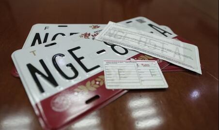 Los conductores que deben renovar sus placas este 2025