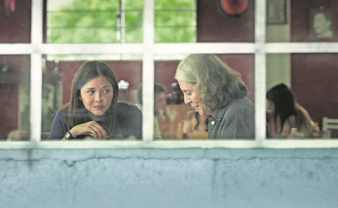 Una periodista (Tere) ayuda a una madre (Julieta Egurrola) a hallar a su hija. Foto: NETFLIX