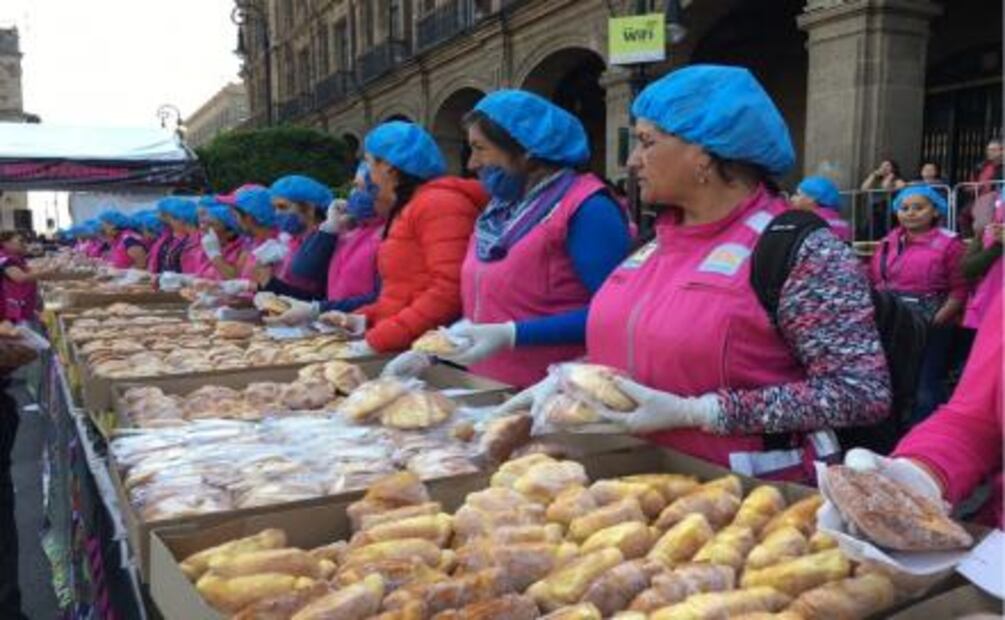 Mancera reparte pan de muerto en el Zócalo 