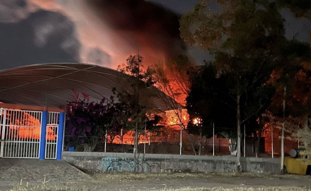 Escuela de bachillerato se incendia en Guanajuato; presuntamente, habría sido a causa de pirotecnia (01/01/2026). Foto: Especial