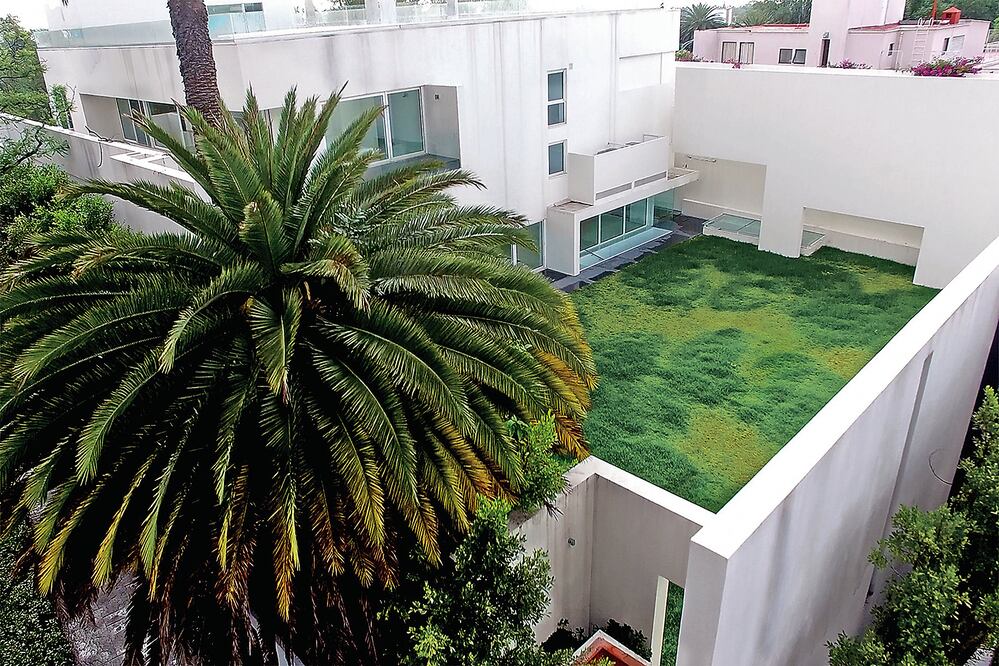 De acuerdo con los vecinos del lugar, el inmueble ubicado en Sierra Gorda 150 se encuentra en estado de abandono, pues, aseguran, ya no hay movimientos de entrada y salida. Hoy luce descuidado y ha perdido el color (FOTO: IVAN STEPHENS. EL UNIVERSAL)