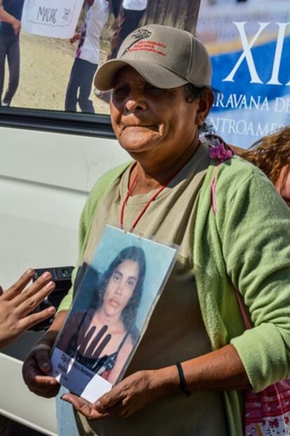 Madre migrante busca a su hija en Chiapas con foto que recibió por WhatsApp