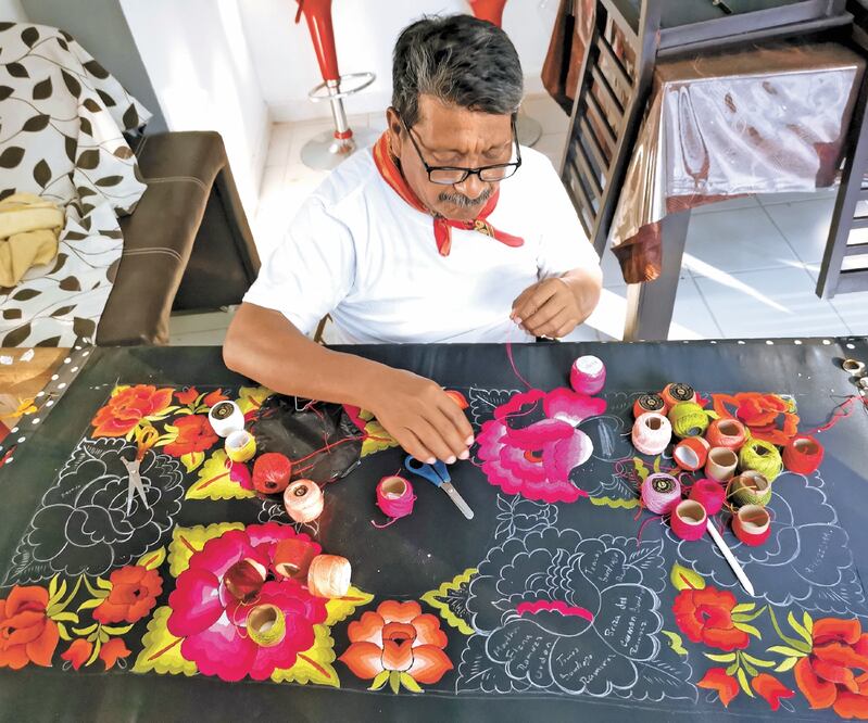 Ta Finu, como lo conocen en su pueblo, tiene 59 años bordando; él no tuvo una maestra, aprendió solo y con los años perfeccionó su técnica. Fotos/ROSELIA CHACA. EL UNIVERSAL