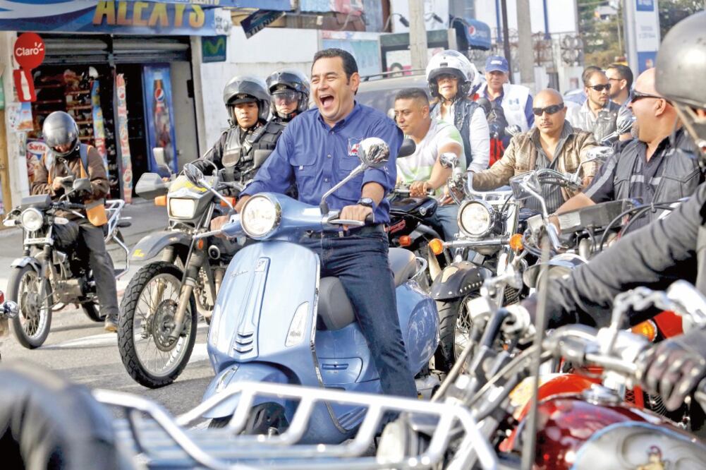 Jimmy Morales encabeza una caravana de motociclistas, el jueves, con rumbo a un mitin en la capital de Guatemala (JORGE DAN LOPEZ. REUTERS)