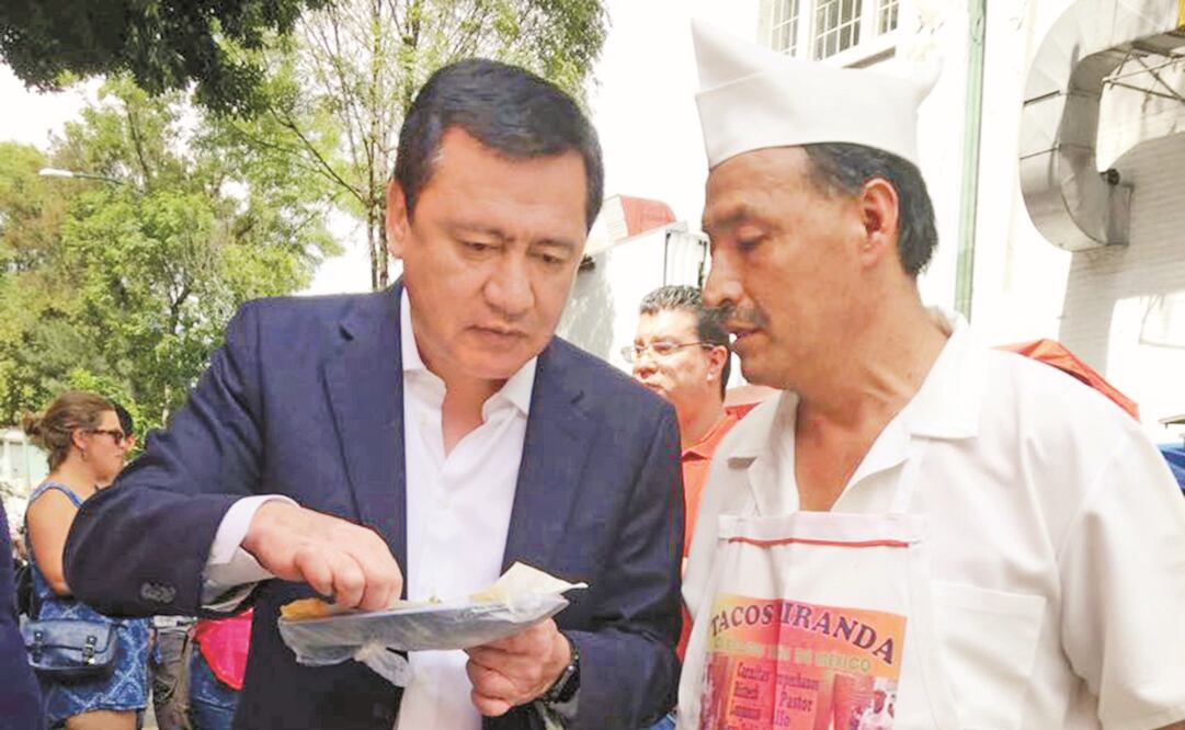 Antojo. Antes de llegar a la Secretaría de Gobernación, Miguel Ángel Osorio Chong se detuvo a comer en un puesto de tacos. (CORTESÍA)