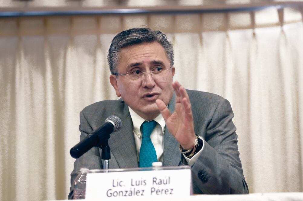 El titular de la CNDH, Luis Raúl González, presentó un estudio sobre las entidades con incidencias de trata de personas en campos agrícolas; dijo que se necesita de un programa de vigilancia para combatirla. (ARCHIVO EL UNIVERSAL)