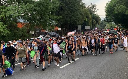 FOTOS: Avanza caravana migrante con rumbo al norte de México; optan por caminar de noche
