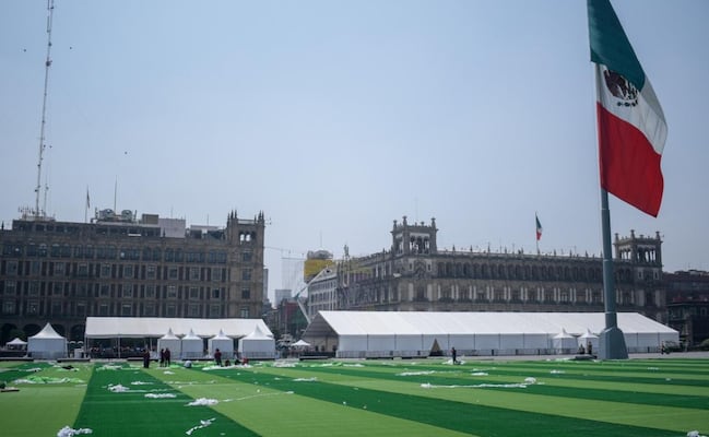 Mundial 2026: Con pasto artificial, alistan la plancha del Zócalo para clase masiva de futbol; prevén asistencia de 10 mil personas