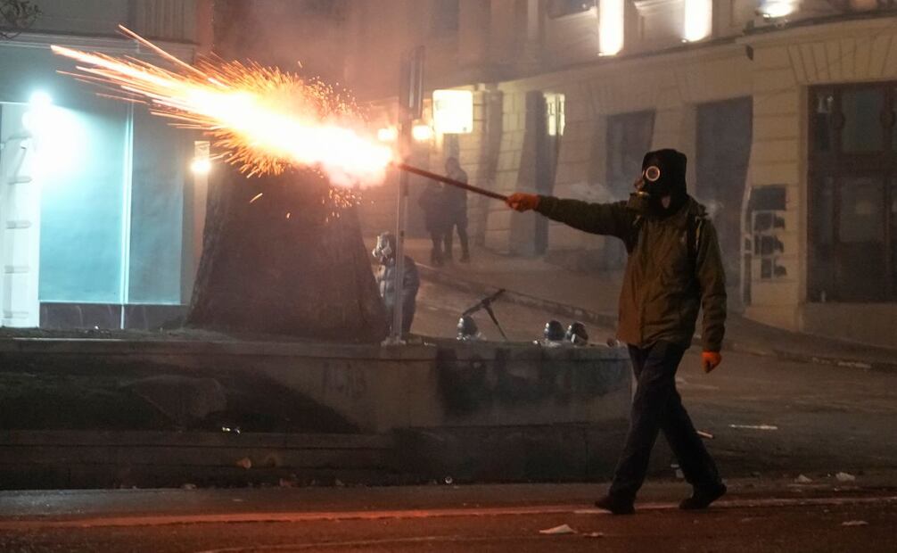 Las protestas, que ya van por la sexta noche consecutiva, surgieron tras las elecciones legislativas de octubre. Foto: AP