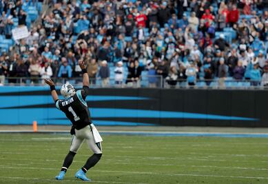 Cam Newton guía a Carolina a los playoffs