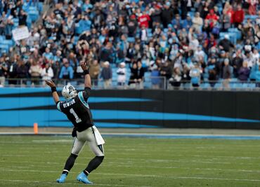 Cam Newton guía a Carolina a los playoffs