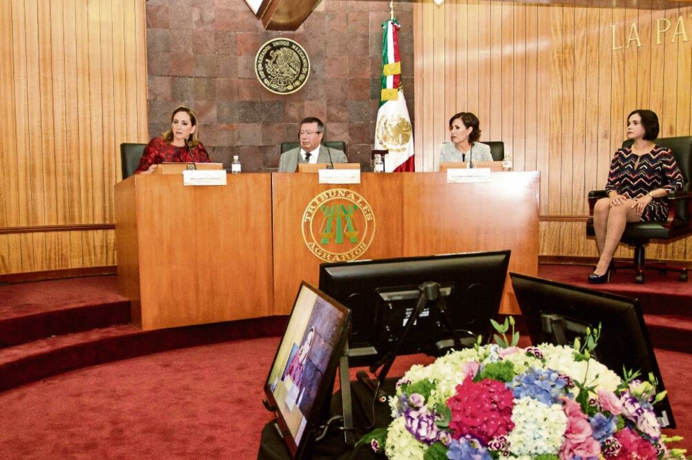 En la firma del acuerdo participaron las secretarias de Relaciones Exteriores, Claudia Ruiz Massieu (izq.), y de Desarrollo Agrario, Territorial y Urbano, Rosario Robles (segunda de der. a izq.) (ISAAC ESQUIVEL. EL UNIVERSAL)