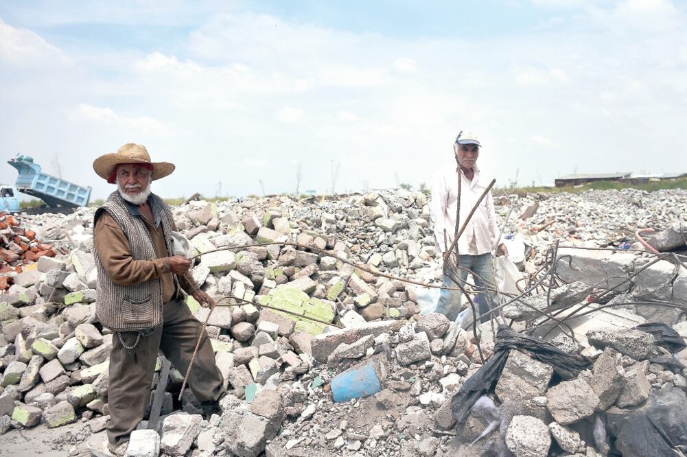 Pepenadores en el Bordo de Xochiaca buscan entre los escombros que fueron trasladados ahí, generados por el temblor, algún objeto de valor (ALONSO ROMERO. EL UNIVERSAL)