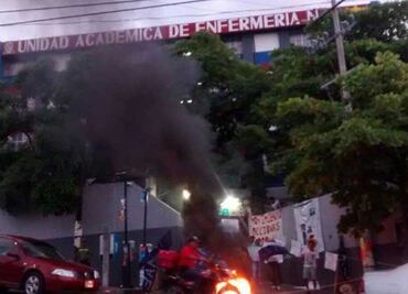 Jóvenes queman llantas frente a la Uagro