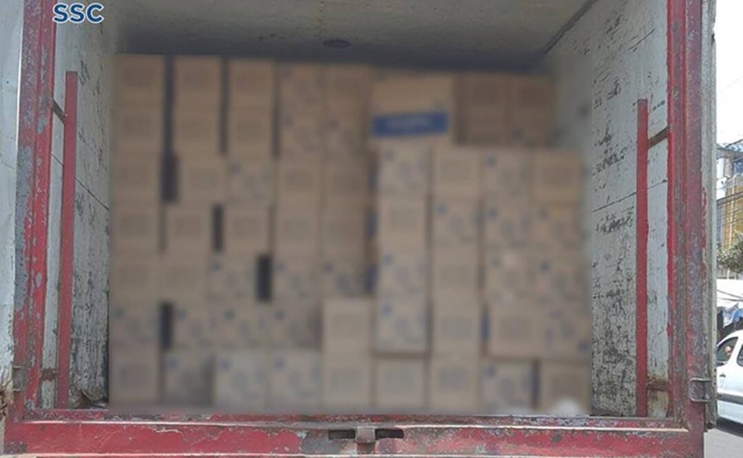 Uniformados de la SSC se percataron que dicho vehículo era custodiado por un sujeto que a simple vista portaba un arma de fuego. Foto: Especial