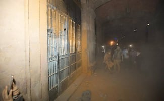 Detienen a nueve hombres por causar destrozos en edificio de Gobierno de CDMX; eran ajenos a la marcha del 8M