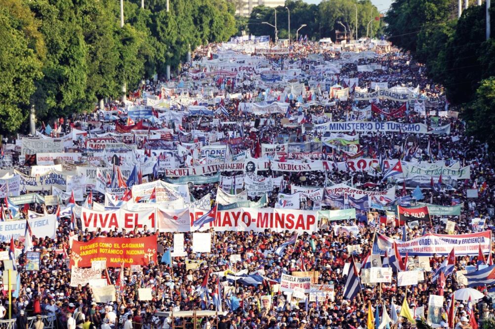 Centenares de cubanos participaron ayer en el desfile del Día de los Trabajadores, en La Habana (JOAQUÍN HERNÁNDEZ. REUTERS)
