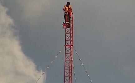 Hombre roba camioneta y le prende fuego, después sube a torre de telecomunicaciones y se ahorca