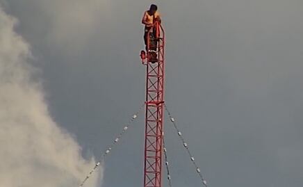 Hombre roba camioneta y le prende fuego, después sube a torre de telecomunicaciones y se ahorca