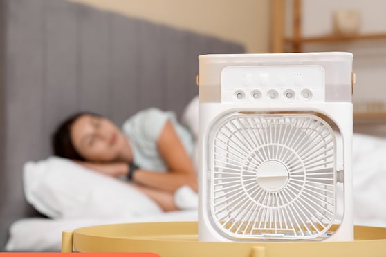 Si el calor no te deja dormir, estos trucos y productos pueden ayudarte a descansar mejor sin necesidad de aire acondicionado. Foto: Canva