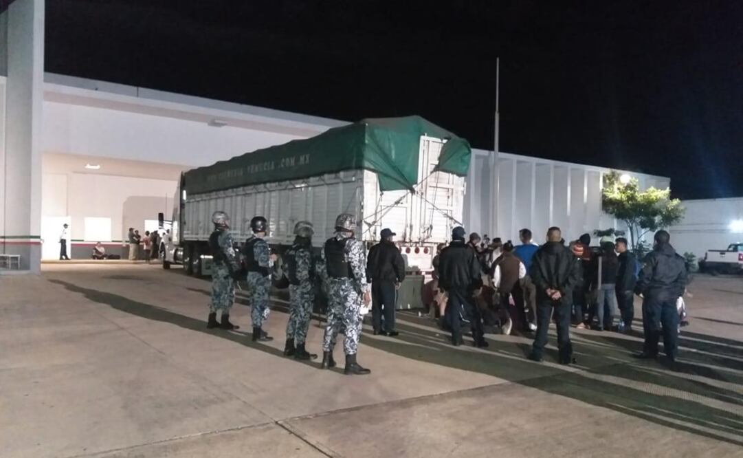 Los migrantes eran transportados dentro de un camión marca Kenworth color blanco (Foto: Especial)