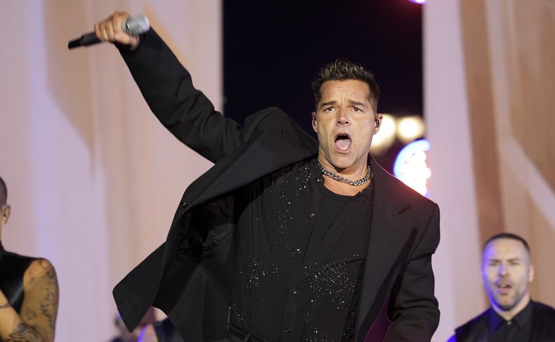 Ricky Martin actúa durante un mitin de campaña para la vicepresidenta candidata demócrata a la presidencia, Kamala Harris, frente al Museo de Arte de Filadelfia. Foto: AP.