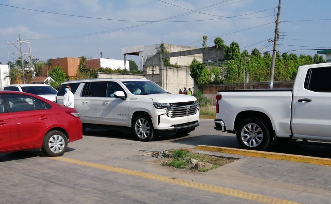 La camioneta Suburban impactó a otra camioneta sobre la carretera Poza Rica-Coatzintla. Foto: Especial