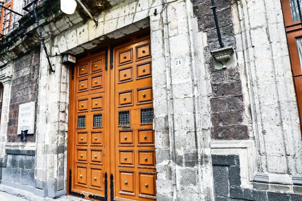 La fachada histórica de 200 metros cuadrados está en deterioro, constantemente registra desprendimientos de cantera (GERMÁN ESPINOSA. EL UNIVERSAL)