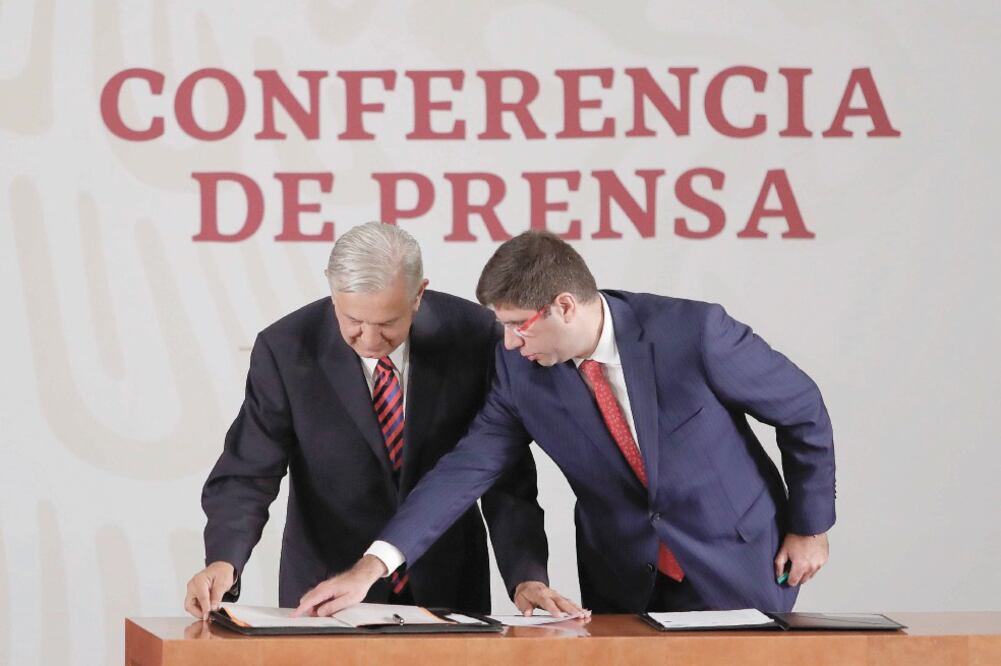 Andrés Manuel López Obrador firmó ante el notario número 30 de la Ciudad de México su compromiso de no reelegirse en 2024. Foto: IVÁN STEPHENS. EL UNIVERSAL