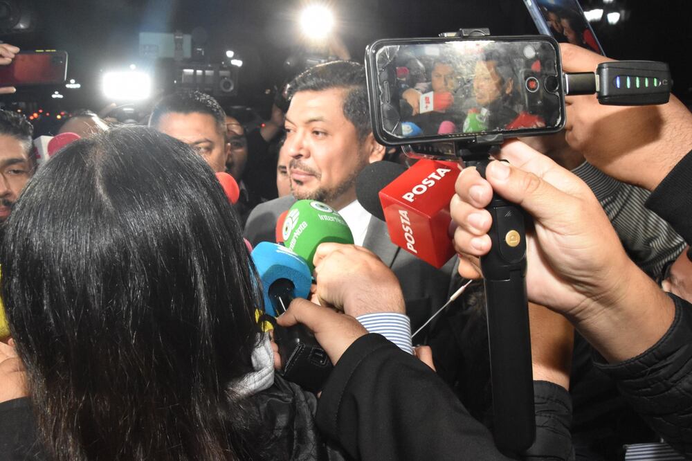 Luis Enrique Orozco, gobernador interino de Nuevo León, en su ingreso al Palacio de Gobierno. Foto: Emilio Vásquez