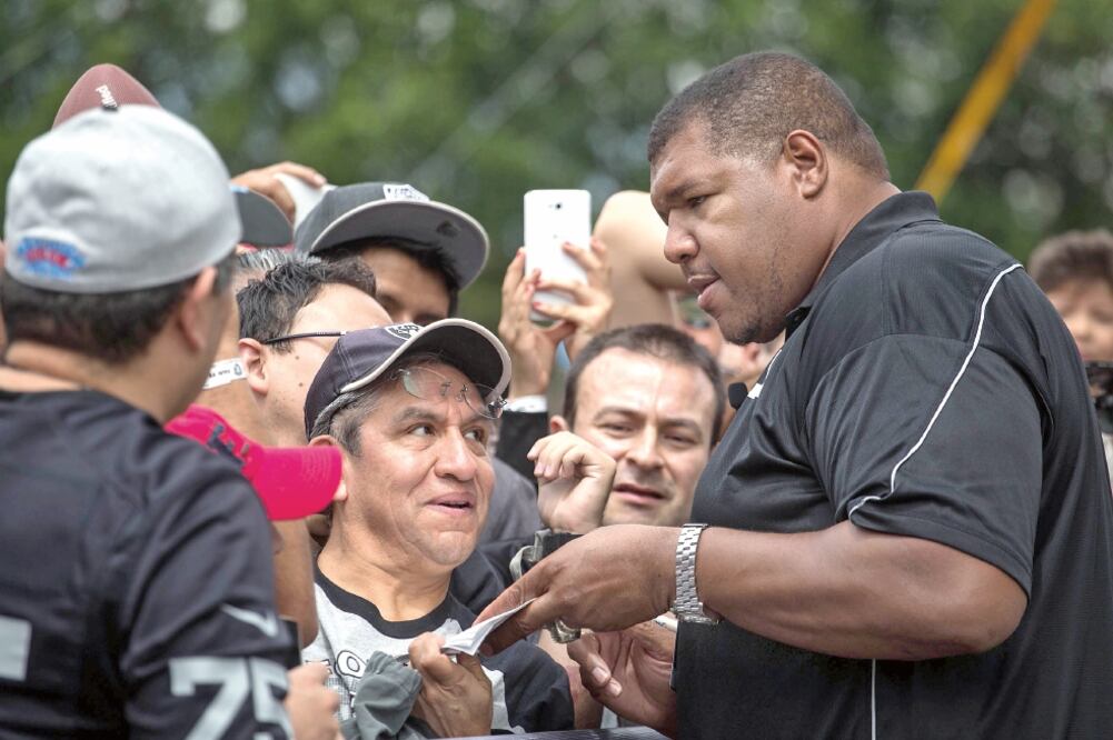 Lincoln Kennedy, de los Raiders de Oakland, disfrutó el Fan Fest (DANIEL CÁREDENAS. IMAGO7)