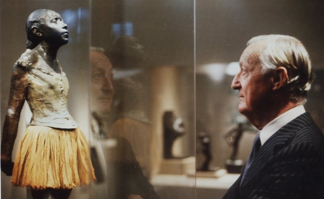 El coleccionista Paul Mellon mira "La pequeña bailarina de 14 años" de Edgar Degas. Foto: AP / National Gallery of Art