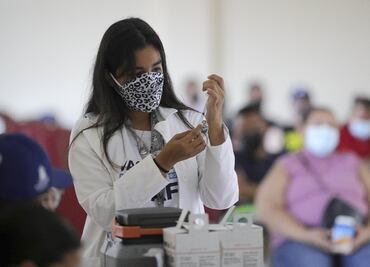 Los anticuerpos producidos por las vacunas de ARNm disminuyen 20%, tras dos meses de la inmunización frente a tres variantes del Covid-19