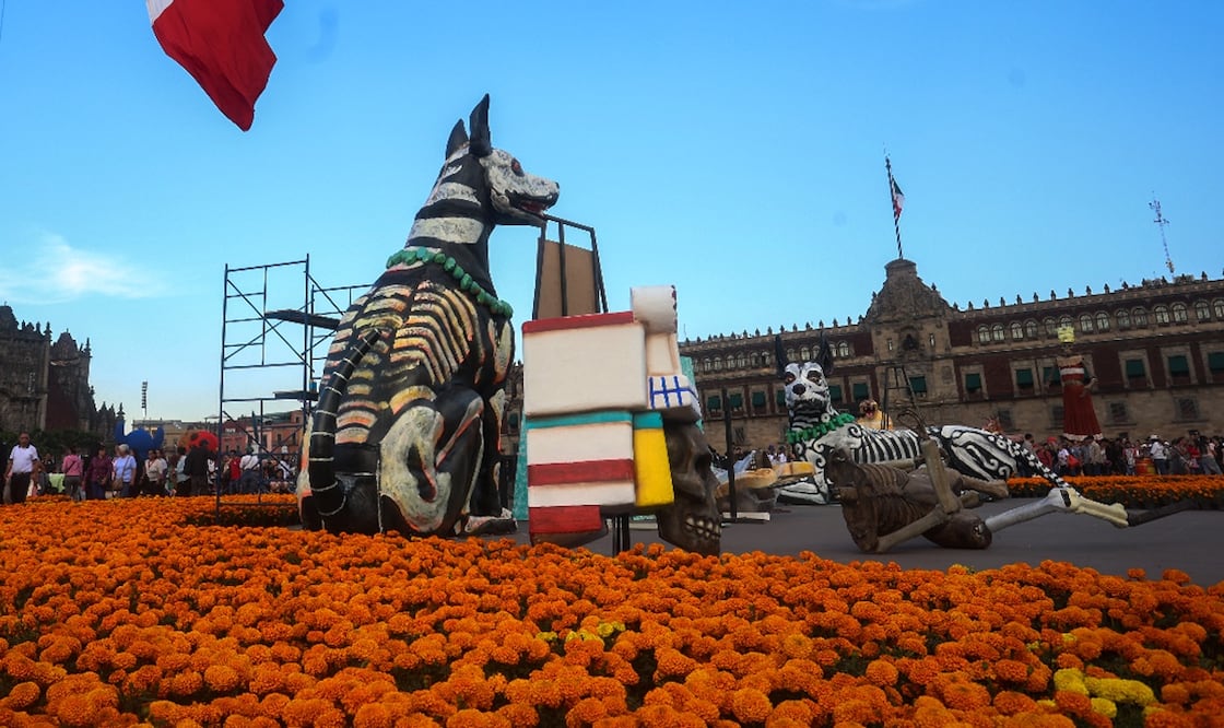 Visitantes pasean y se toman fotos en la megaofrenda del Zócalo capitalino que este año hace una referencia a Tenochtitlan, en la Ciudad de México. Foto: Luis Camacho/EL UNIVERSAL