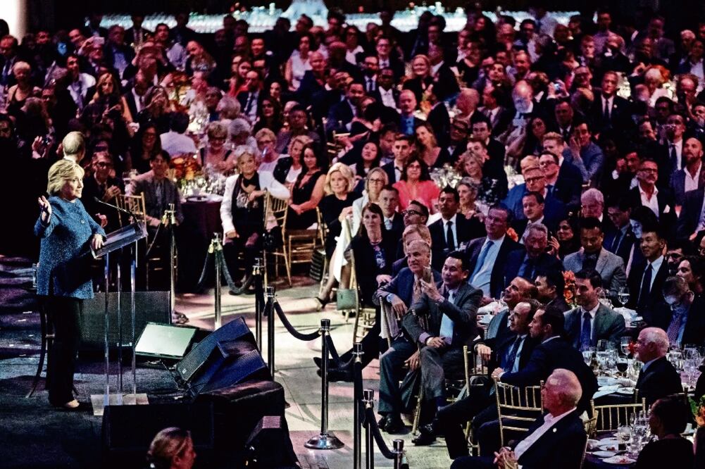 La candidata demócrata a la presidencia de EU, Hillary Clinton, durante su discurso en el acto LGBT For Hillary Gala, el viernes en Nueva York (ANDREW HARNIK. AP)