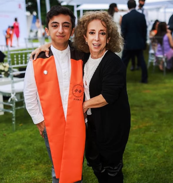 María Elena Saldaña y su hijo Felipe el día de su graduación.
Foto: Instagram